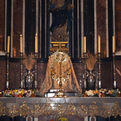 El Santísimo expuesto en la capilla
